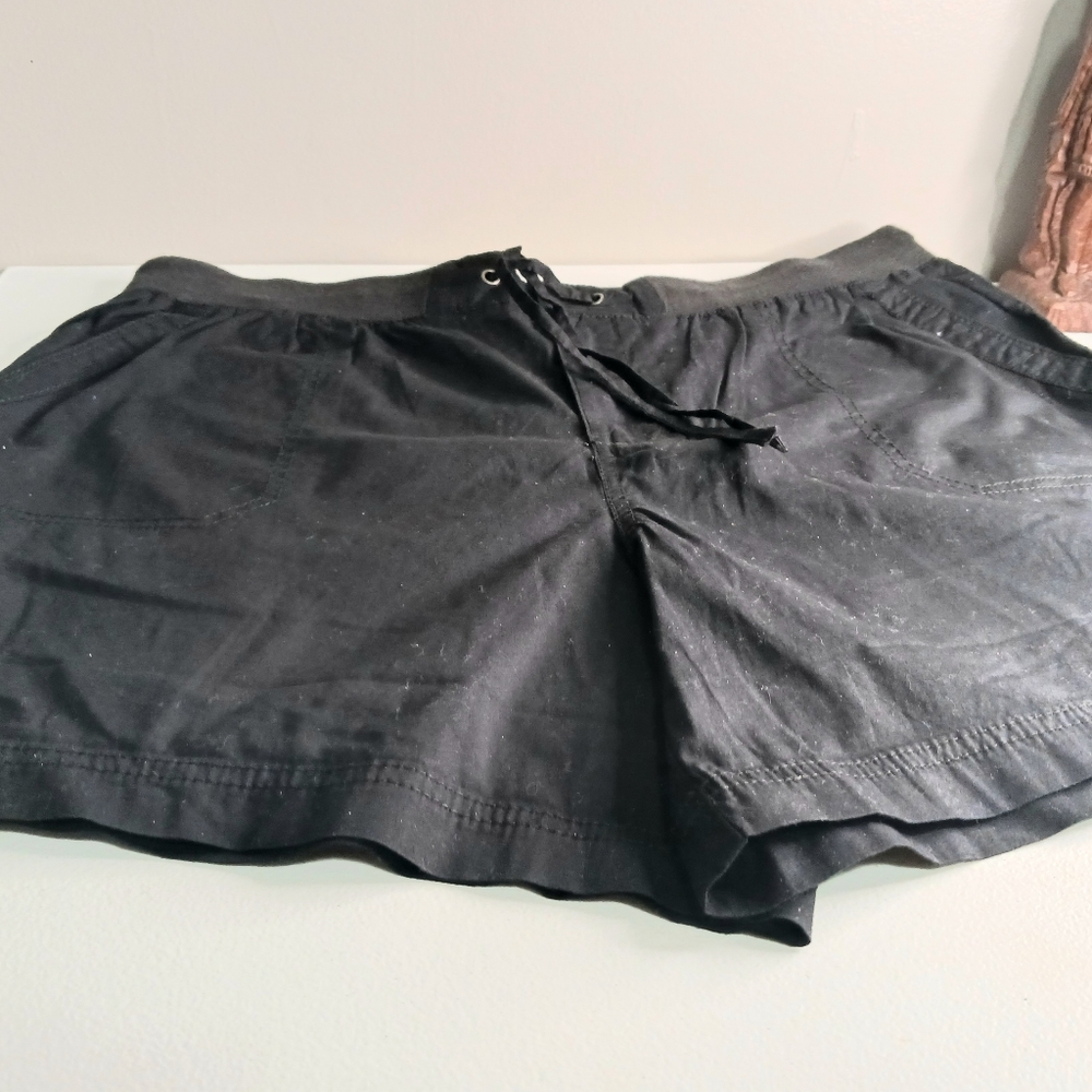 Women's classic apparel, khakis and company, sip of shorts, size 14 weighs 18 in